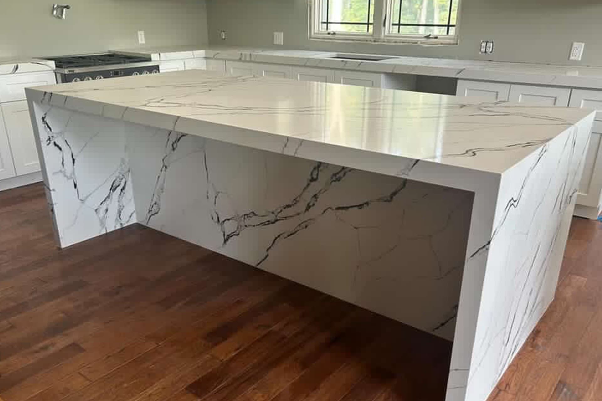 Quintessence of Luxury: RG Stone's Astounding Transformations Using Linnstone's 6022 Punaluu and 6033 Golden Punaluu Quartz Surfaces