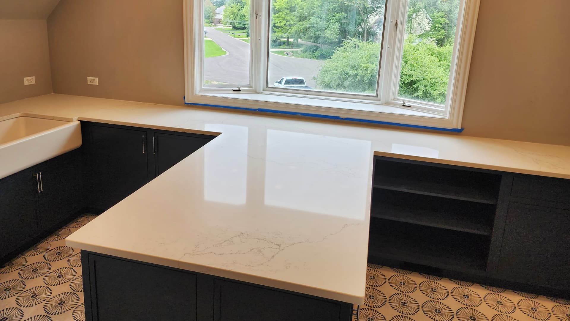 The Art of Elegance: Transforming Laundry Room with Linnstone's Exquisite 5107 Vinson Crest Quartz Surfaces