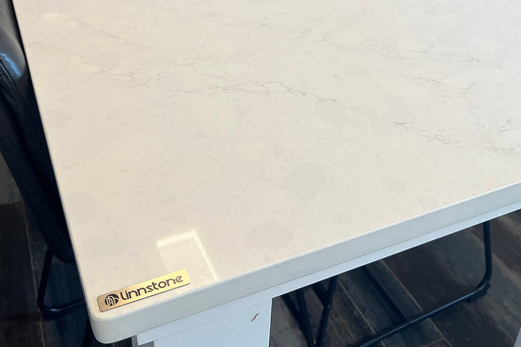 Embracing the Wilderness: Linnstone's Quartz Surfaces 5015 Byron White and 6073 Eiger Mist Transformations 4 Linnstone Surfaces 5015 Byron White
