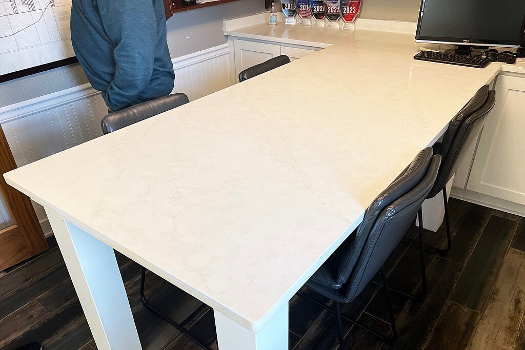 Embracing the Wilderness: Linnstone's Quartz Surfaces 5015 Byron White and 6073 Eiger Mist Transformations 6 Linnstone Surfaces 5015 Byron White