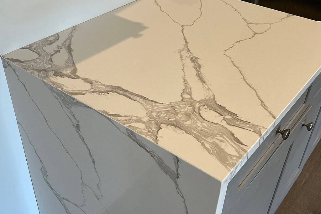 Embracing the Wilderness: Linnstone's Quartz Surfaces 5015 Byron White and 6073 Eiger Mist Transformations 2 Linnstone Surfaces 6073 Eiger Mist