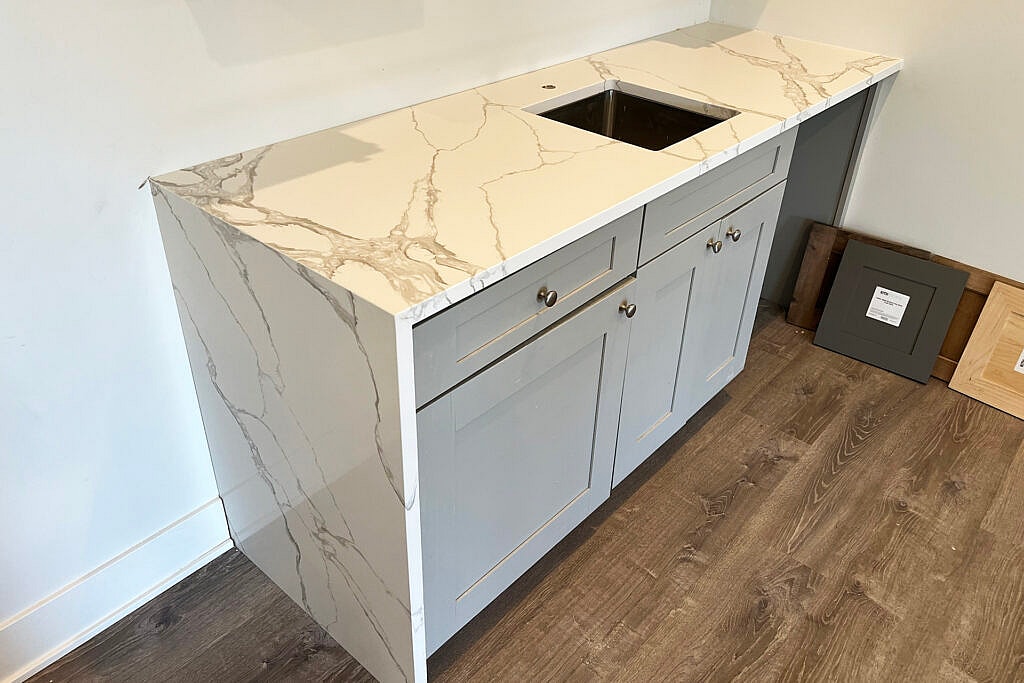 Embracing the Wilderness: Linnstone's Quartz Surfaces 5015 Byron White and 6073 Eiger Mist Transformations 5 Linnstone Surfaces 6073 Eiger Mist