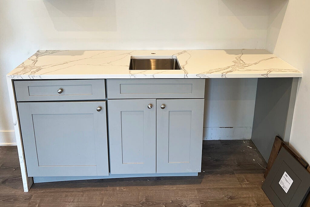 Embracing the Wilderness: Linnstone's Quartz Surfaces 5015 Byron White and 6073 Eiger Mist Transformations 1 Linnstone Surfaces 6073 Eiger Mist