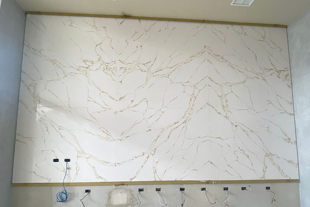 Elevate Your Interiors with Linnstone: The Perfect Blend of Hygiene and Luxury with 6501 Milford White and 6033 Golden Punaluu Quartz Surfaces 2 Linnstone Surfaces 6033 Golden Punaluu