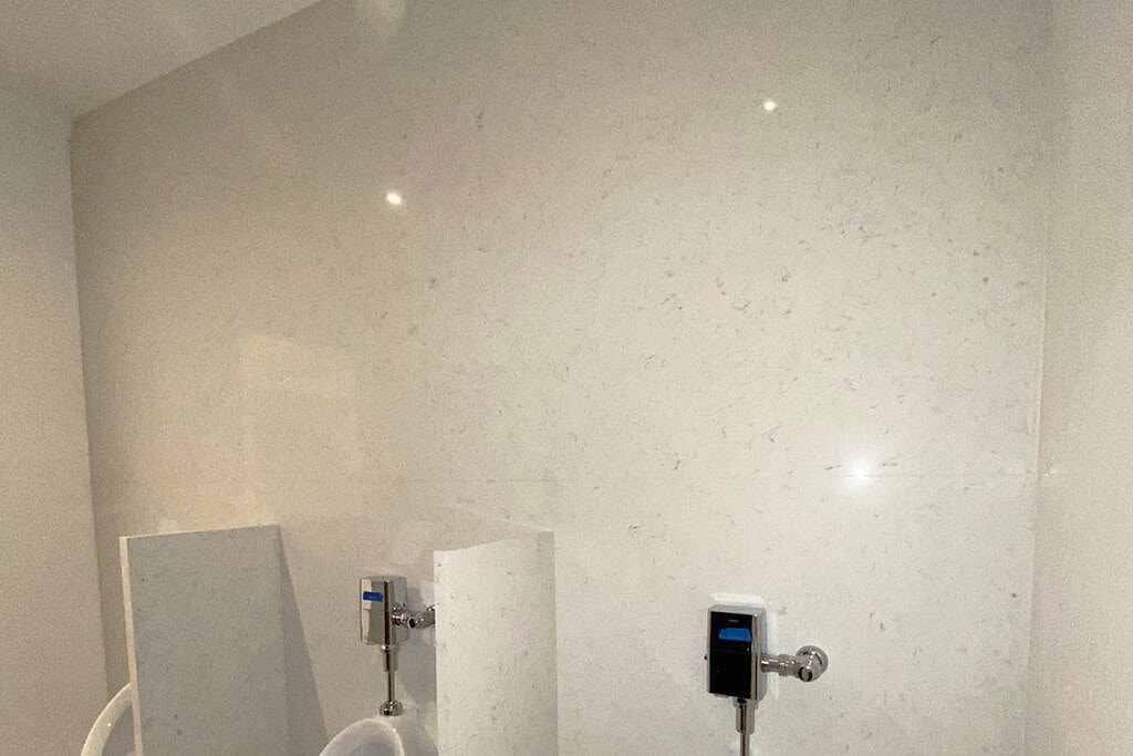 Elevate Your Interiors with Linnstone: The Perfect Blend of Hygiene and Luxury with 6501 Milford White and 6033 Golden Punaluu Quartz Surfaces 1 Linnstone Surfaces 6501 Milford White
