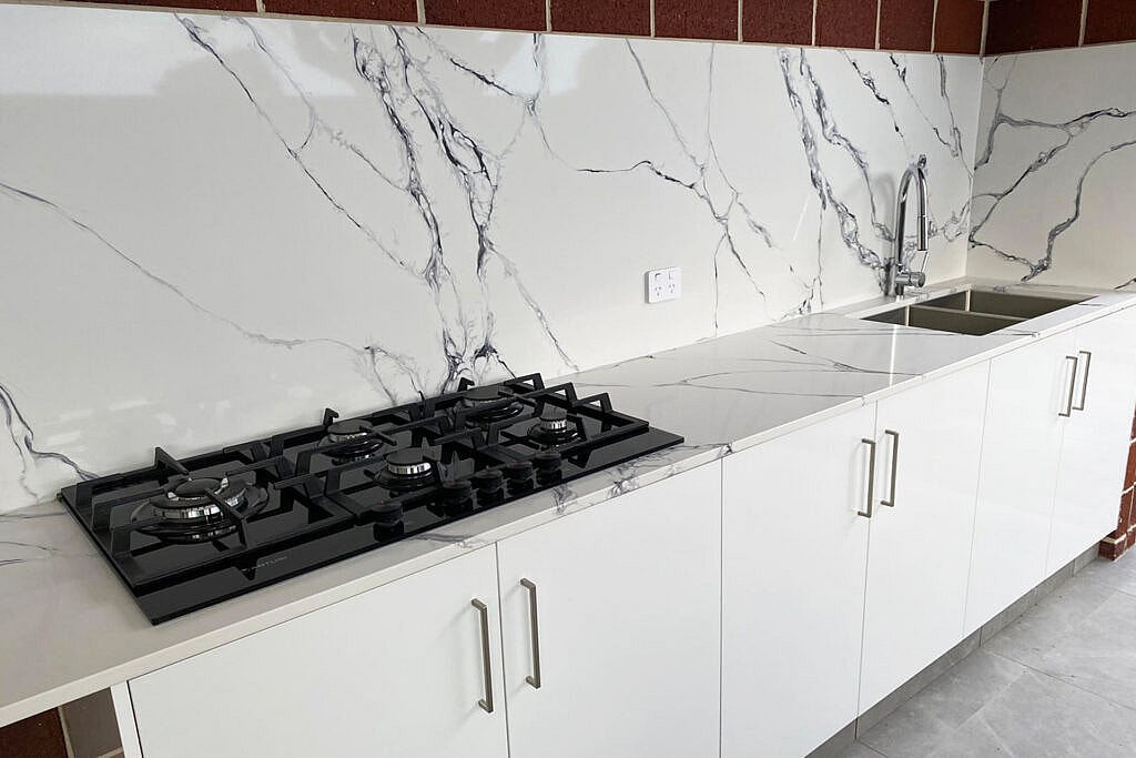 6022 Punaluu - The Art of Quartz: Elegance Shrouded in Mystery 3 Linnstone Surfaces 6022 Punaluu