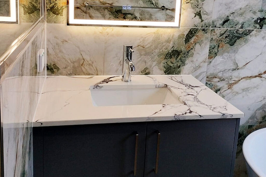 6022 Punaluu - The Art of Quartz: Elegance Shrouded in Mystery 5 Linnstone Surfaces 6022 Punaluu