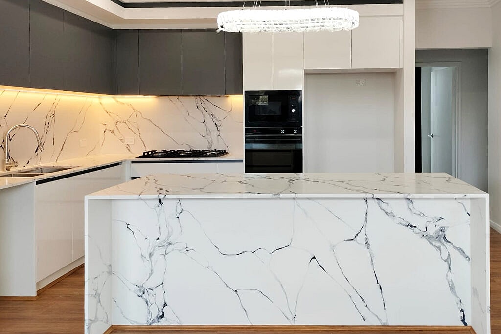 6022 Punaluu - The Art of Quartz: Elegance Shrouded in Mystery 7 Linnstone Surfaces 6022 Punaluu