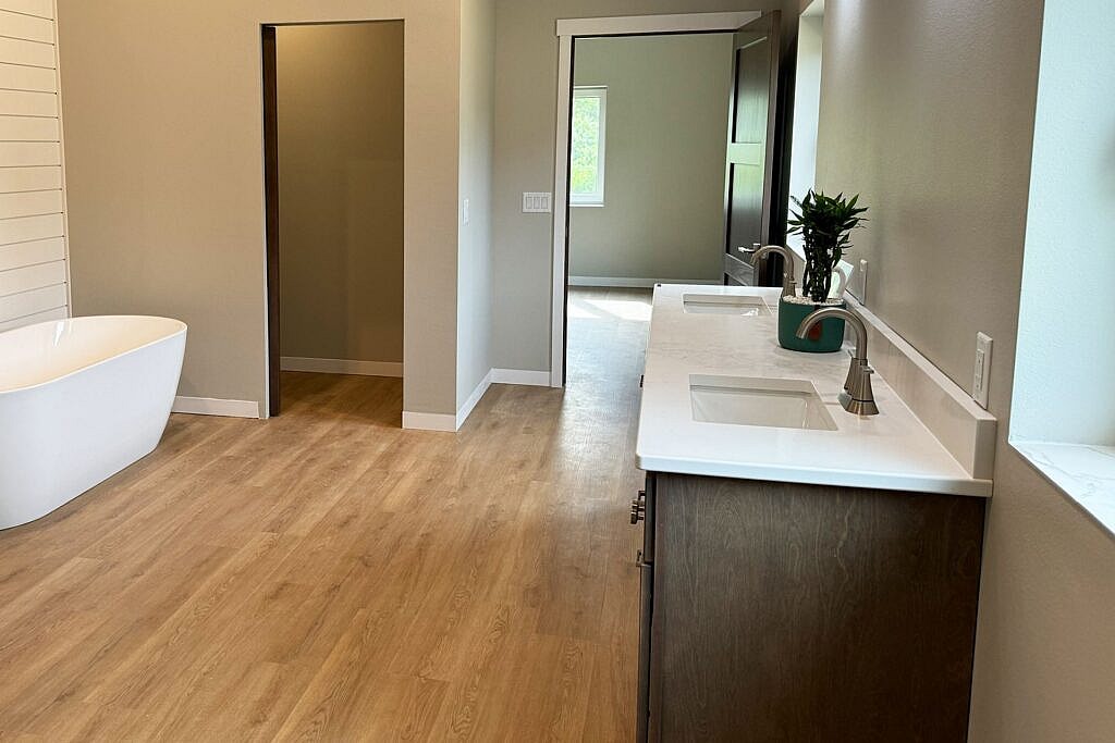 Majestic Quartz Surfaces: The Dual Elegance of 5107 Vinson Crest and 6073 Eiger Mist 1 Linnstone Surfaces 5107 Vinson Crest