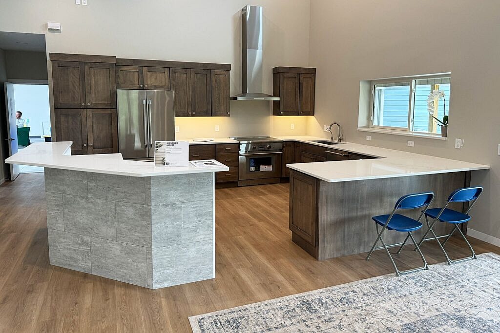 Majestic Quartz Surfaces: The Dual Elegance of 5107 Vinson Crest and 6073 Eiger Mist 2 Linnstone Surfaces 5107 Vinson Crest