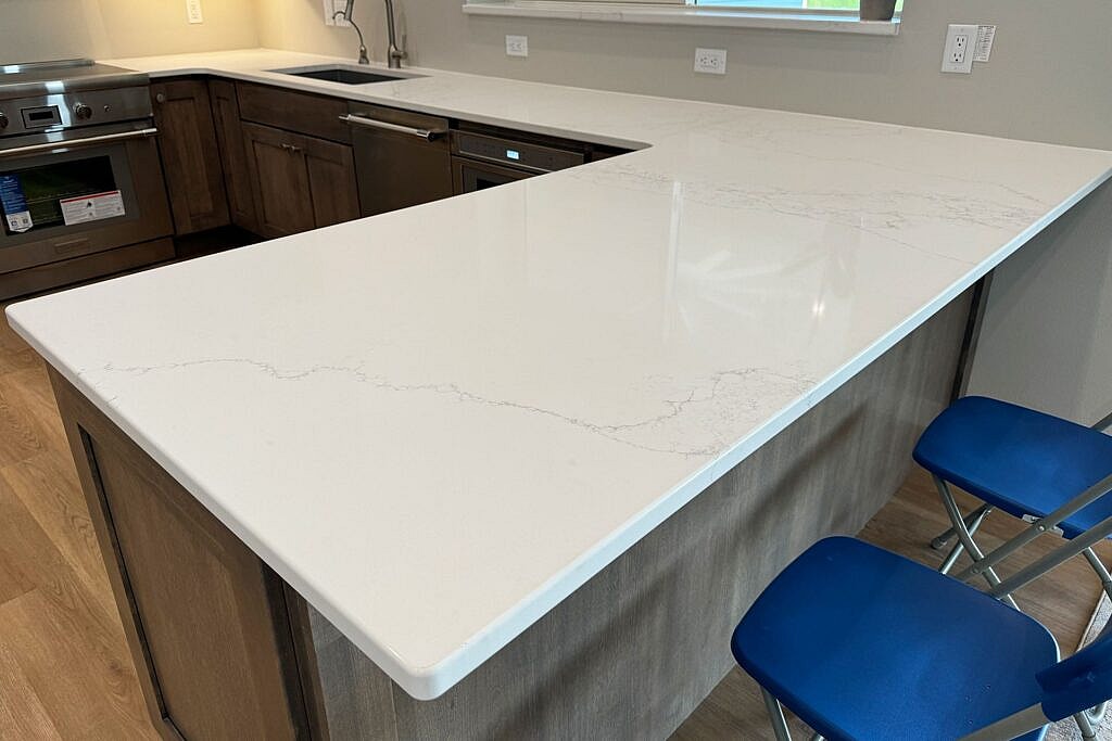 Majestic Quartz Surfaces: The Dual Elegance of 5107 Vinson Crest and 6073 Eiger Mist 8 Linnstone Surfaces 5107 Vinson Crest
