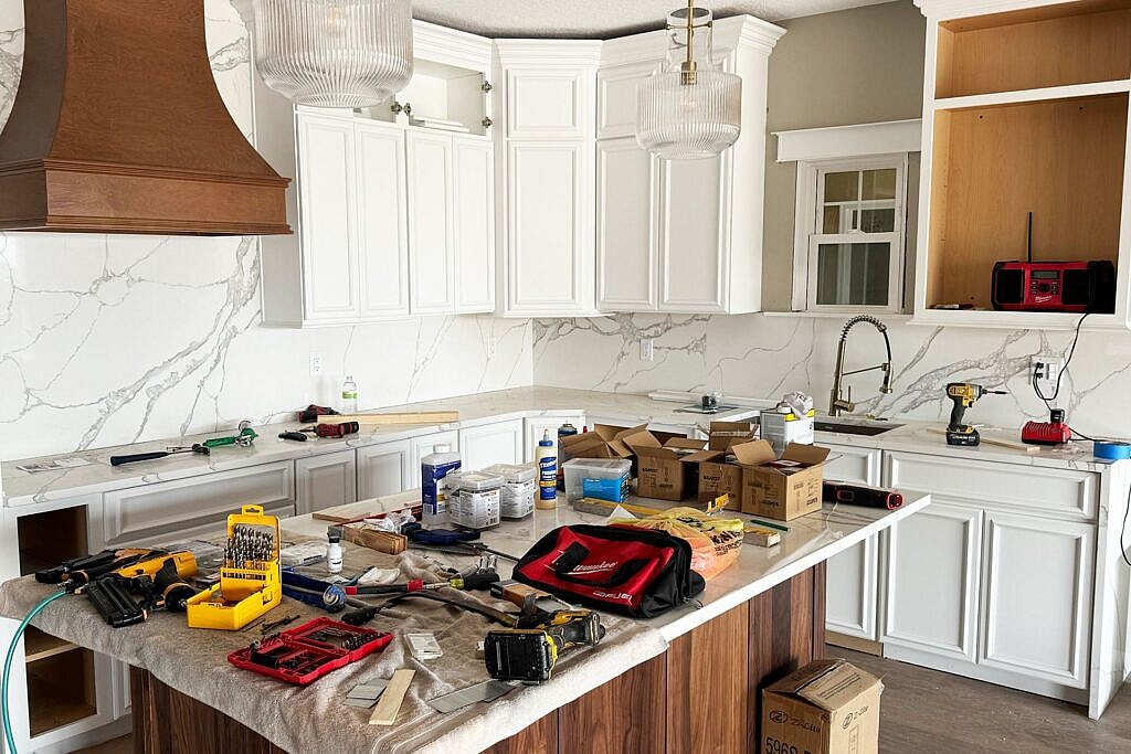 Majestic Quartz Surfaces: The Dual Elegance of 5107 Vinson Crest and 6073 Eiger Mist 11 Linnstone Surfaces 6073 Eiger Mist