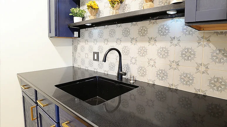 Project Showcase | 1073 Kamari: Dark Elegance for the Modern Kitchen 2 Stone Project Showcase-1073 Kamari (1)