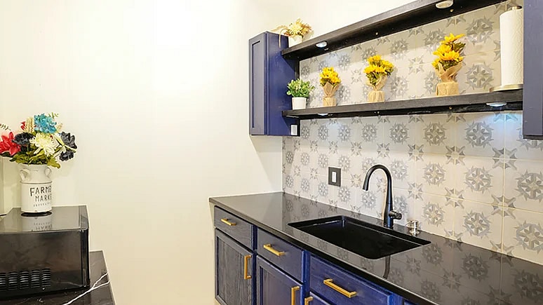 Project Showcase | 1073 Kamari: Dark Elegance for the Modern Kitchen 1 Stone Project Showcase-1073 Kamari (1)